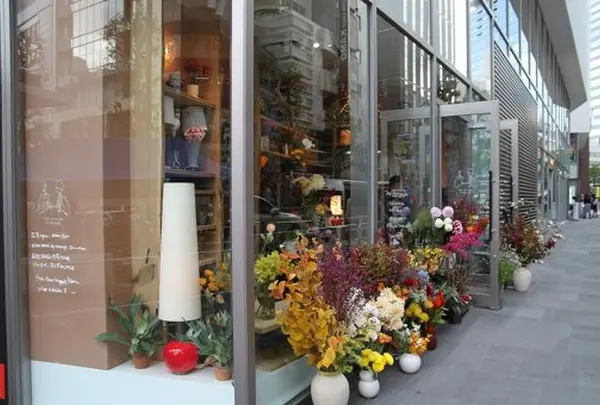 THE LITTLE BAR OF FLOWERS