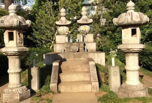 勝海舟夫妻の墓