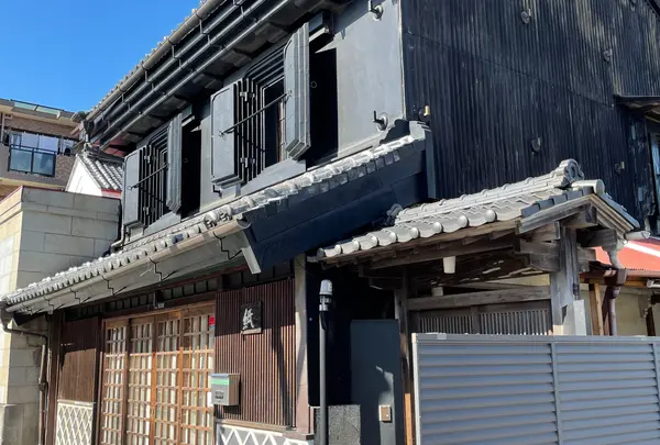 旧・桔梗屋の文庫蔵・店蔵・主屋（国登録有形文化財）