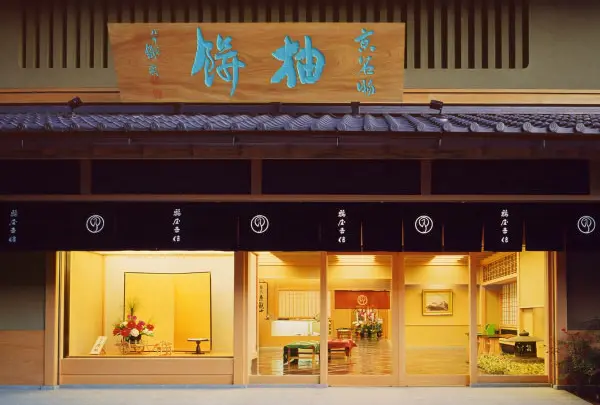 鶴屋吉信の茶寮で和菓子作りを見学！