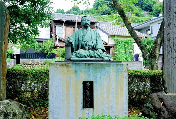 井上馨の像