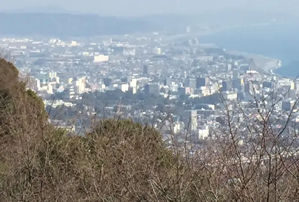 一夜城からから小田原宿を見下ろす。