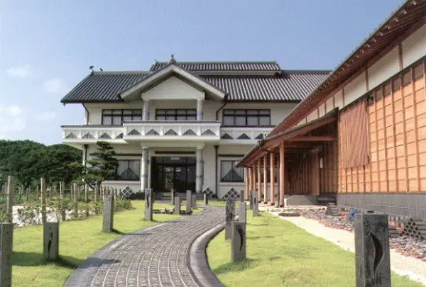 瓦の歴史を二人で学ぶ「南あわじ市産業文化センター」