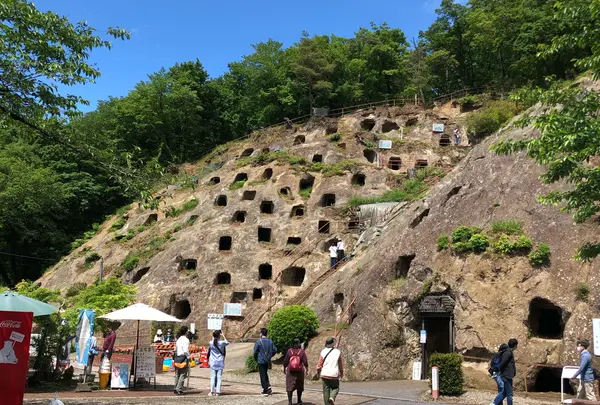 吉見百穴