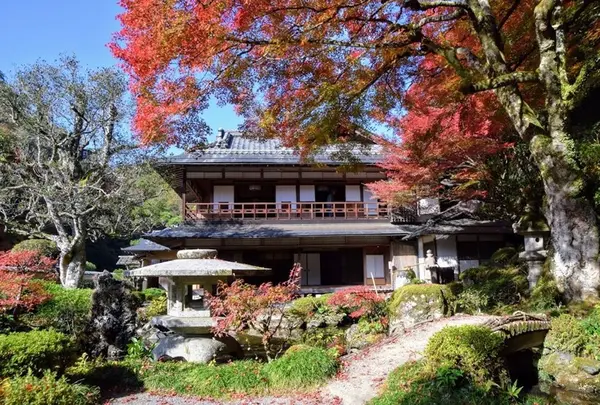 楽山荘 (名勝旧堀氏庭園)