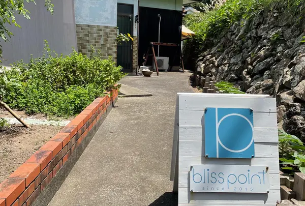 海のそばのカフェ bliss point