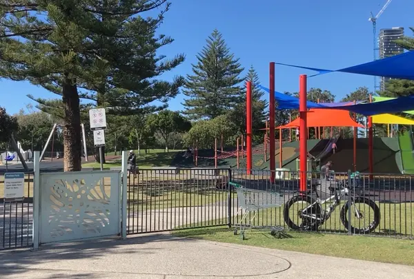 プラッテン•パーク•プレイグラウンド Pratten Park
