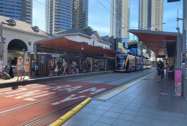 カビル•アベニュー駅　　　　Cavill Avenue Station
