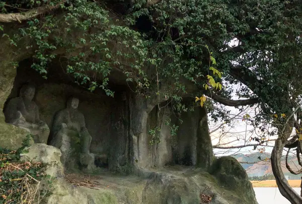 田沢磨崖仏（岩地蔵）