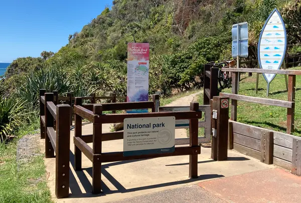 バーレーヘッズ国立公園オーシャンビュートラック北口　　Burleigh Heads National Park Ocean View Track North Entrance