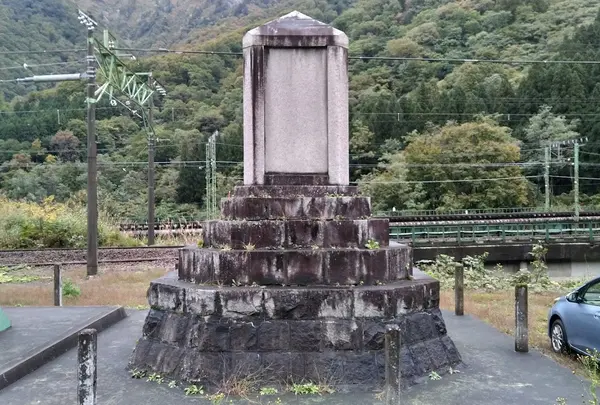 上越北線直轄工事慰霊碑