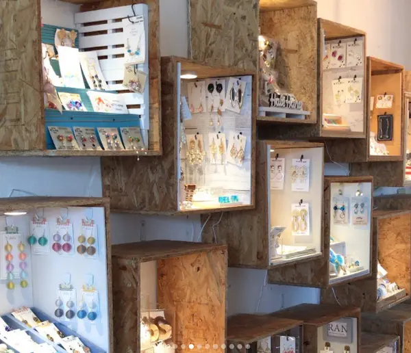 店内ではかわいいハンドメイド雑貨も販売しています