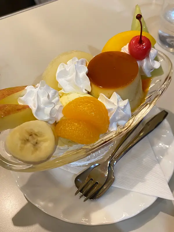 ガラスのサンデーにフレッシュフルーツと缶詰フルーツ