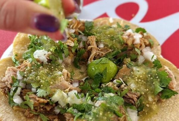 TACOS 3Hermanos 浅草