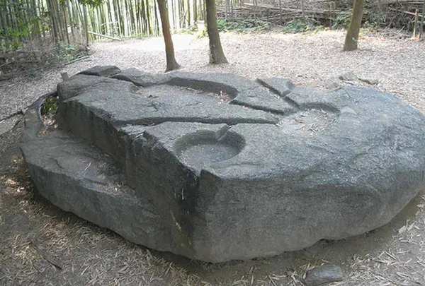 酒船石