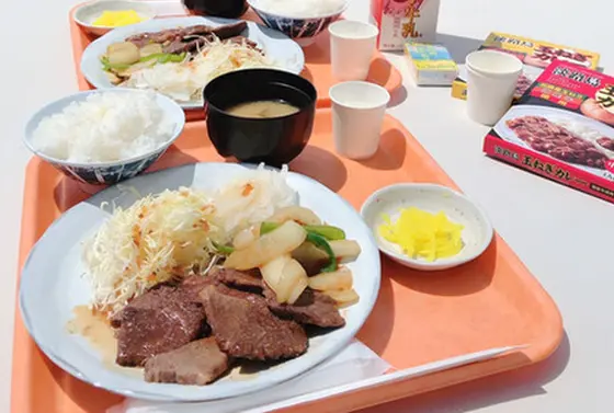 特製焼肉定食 Aランチ(淡路牛たれ漬け肉120g)　1,100円、Bランチ(淡路牛ロース120g)　1,300円