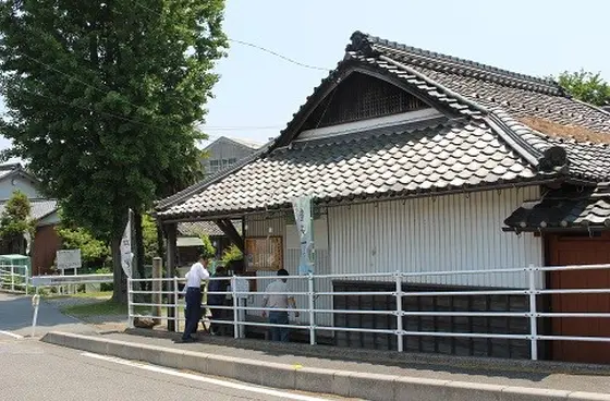 お隣には日守の茶所
