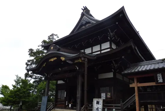 本堂は長野善光寺そっくり…！