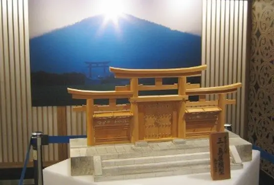 神と人を隔てる扉…それが「三ッ鳥居」