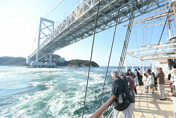 大鳴門橋の下をくぐる瞬間も見所の一つ