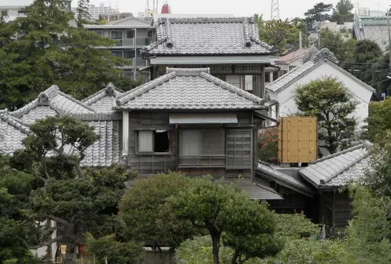 特徴は和風建築の書院造と西洋建築がミクスチャーされた和洋折衷の建築様式