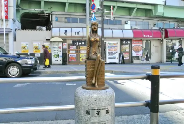 駅前に…