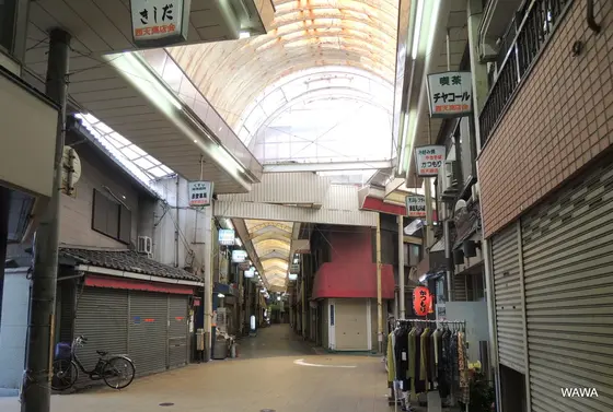 西天商店会と中央通商店会のアーケード接続点