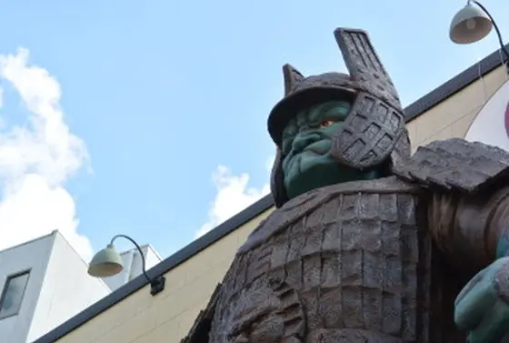 商店街に突如現れる高さ5ｍの大魔神！？