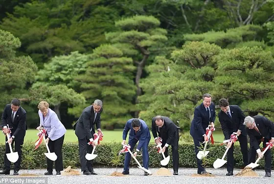各国首脳は 植樹もしました