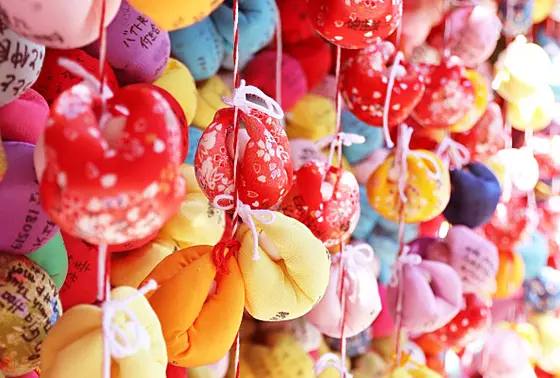 「くくり猿」を背景に写真をパシャリ