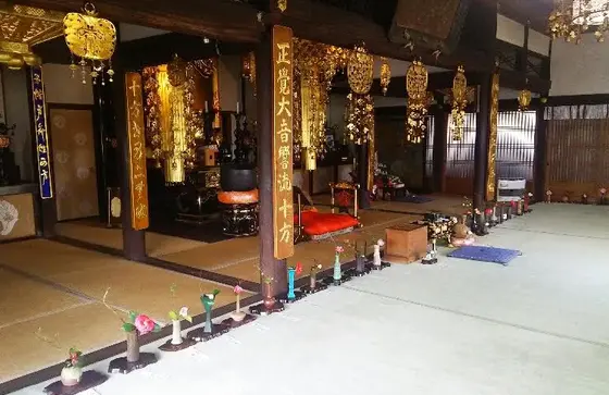 阿弥陀様の前にも椿がズラリ