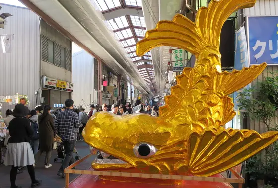 金の鯱神輿が目立つ