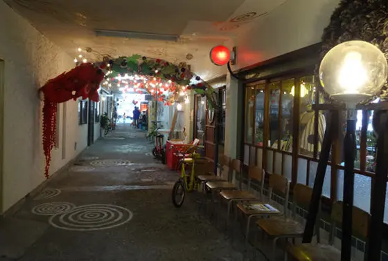 北高架商店街のなかは…