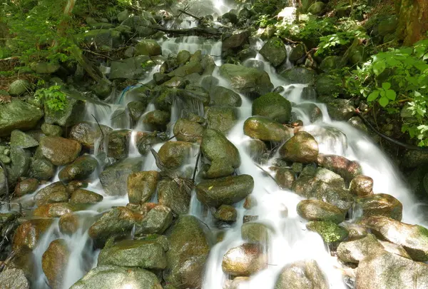 気持ちい滝が横に