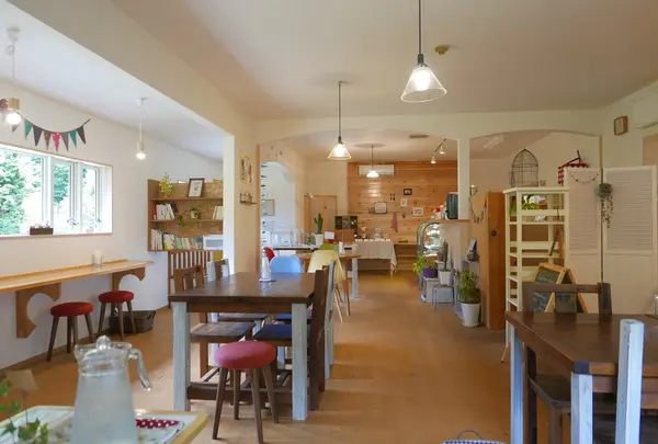 やや暗めの店内