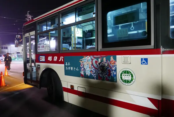 臨時駐車場からシャトルバスで