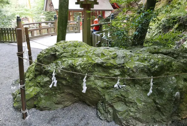 手前の石が気になる