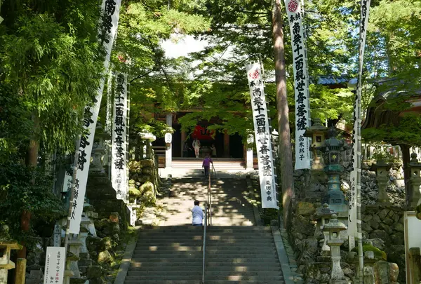 息切れする長い石段