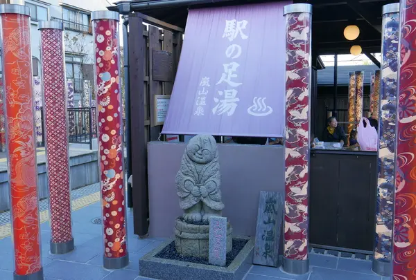 駅ホームには足湯がある