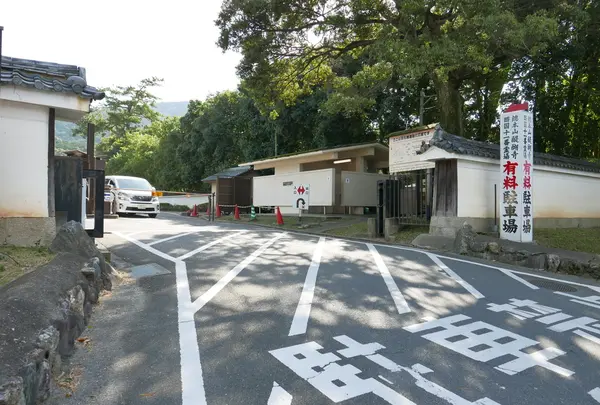 駐車場はこちらへ