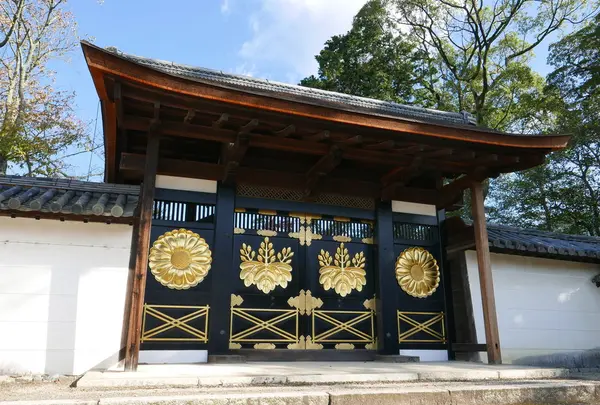 途中にある立派な門