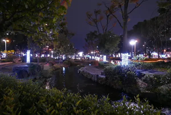 久屋大通公園内の小路