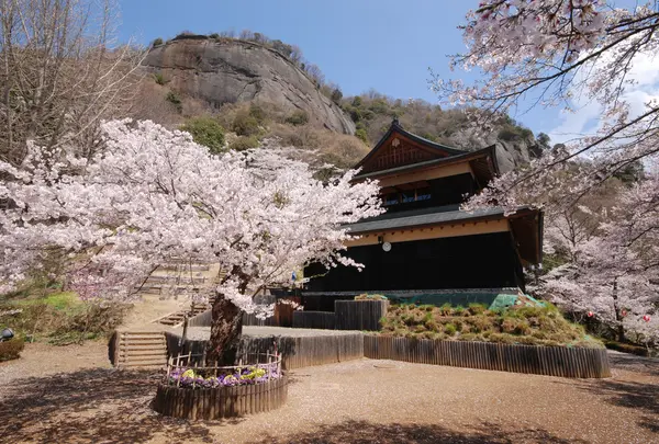 岩殿山ふれあいの館