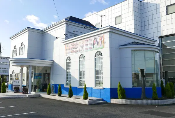 白くて綺麗な外観