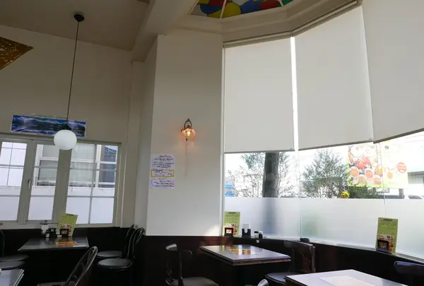 明るい店内です