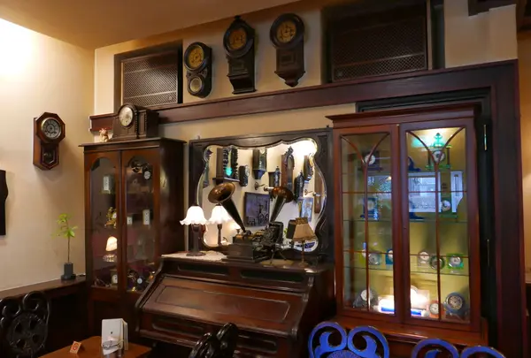 店内はアンティークがずらり