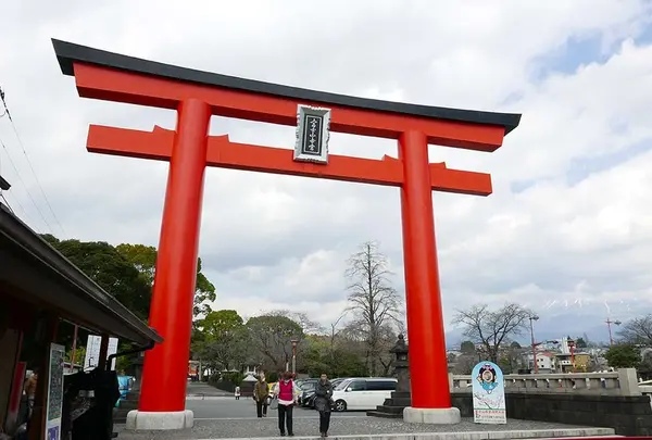 この赤い鳥居からスタート
