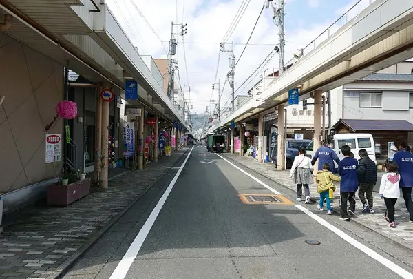 東西に伸びる商店街