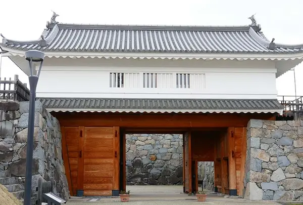 何故か城壁と門がある