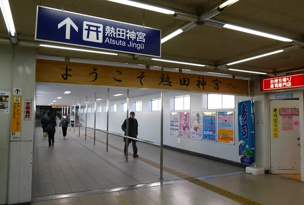改札から出てすぐ左へ